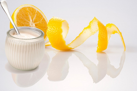 Tắm trắng tại nhà bằng sữa tươi và cam