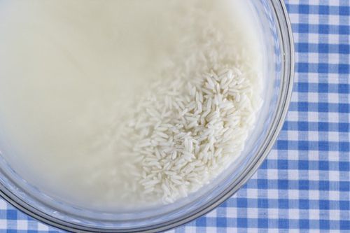 Làm trắng da mặt bằng nước vo gạo