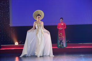 anh-5-trong-ta-ao-dai-trang-nguoi-dep-tro-nen-tu-nhien-thanh-thoat